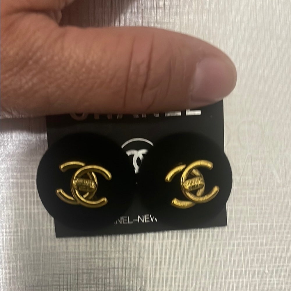 Fashion Black and Gold button Earrings
